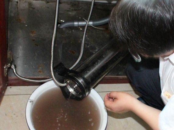 你知道吗,长时间不养护的净水器等于废水机